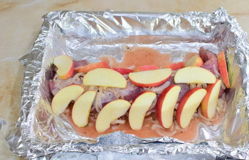 1. Этап. Свиная вырезка с яблоками и корицей: На фольгу выложите свиную вырезку с луком и маринадом. Вокруг разложите нарезанные яблоки. Закройте фольгой и поставьте в духовку при 180 градусах, примерно на 50 минут. Ориентируйтесь по своей духовке.