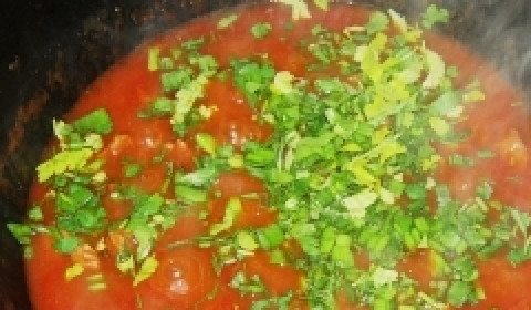 1. Этап. Говядина, тушенная в кисло-сладком соусе: Возьмите томатный сок, соедините его с водой в отдельной посуде. Влейте смесь к мясу с овощами, добавьте сахар и соль. Тушите на маленьком огне блюдо до полной готовности, это займет около часа. В конце добавьте аджику и рубленую петрушку.