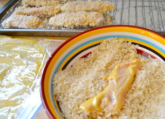 1. Этап. Курица в майонезном соусе: 5. Подготовить панировочные сухари. При желании можно добавить в сухари специи для вкуса и более интересного цвета. Обвалять маринованные кусочки в панировке.