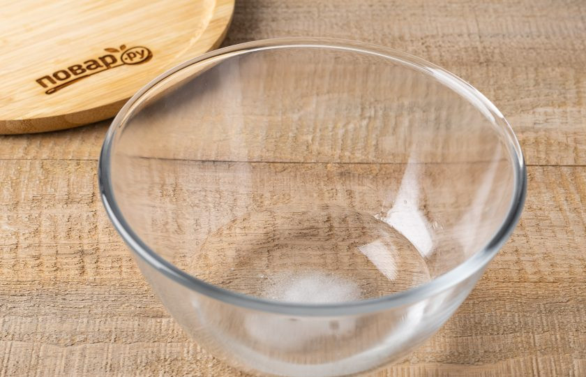 1. Этап. Слоёные лепёшки с луком Катлама: В теплой воде растворите соль, затем добавьте растительное масло и все перемешайте.