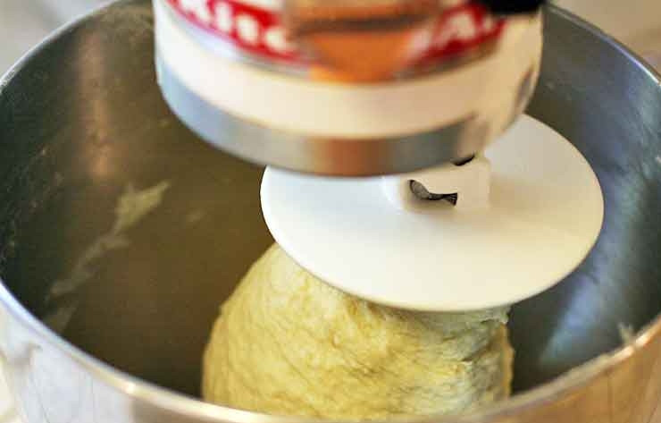 1. Этап. Пицца в духовке: Воду нагреваем примерно до 40 градусов и выливаем в чашу для вымешивания теста, туда сыплем дрожжи. Через 5 минут туда всыпьте муку, соль, сахар, добавьте масло. Начните вымешивать тесто миксером или руками.