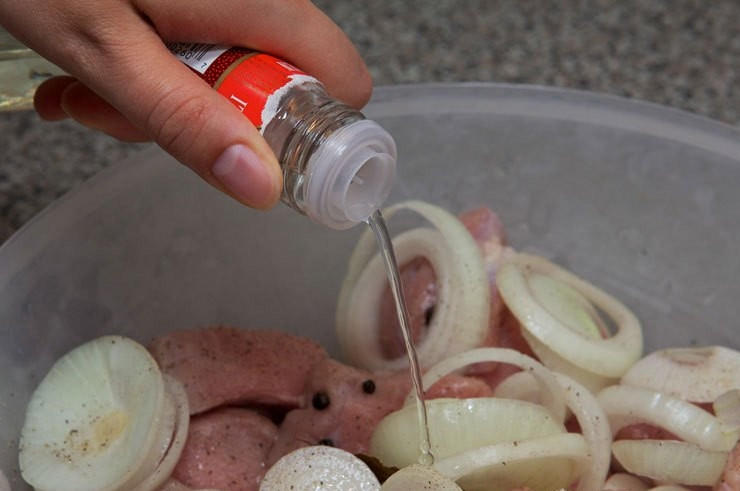 1. Этап. Мягкий шашлык из говядины: 5. Заправьте мясо уксусом, добавьте лук и отправьте в холодильник на час.