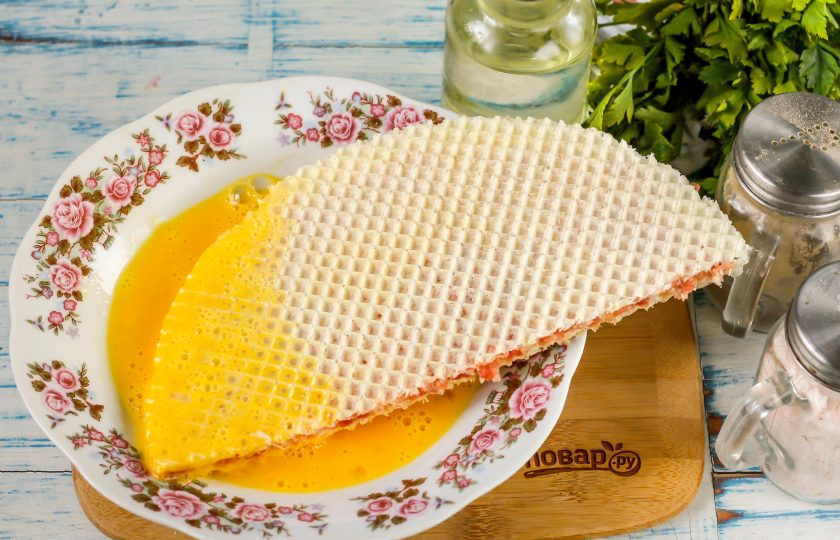 1. Этап. Чебуреки из вафельных коржей: Прогрейте на сковороде растительное масло. Каждую заготовку обмакните в смесь взбитых яиц с каждой стороны.