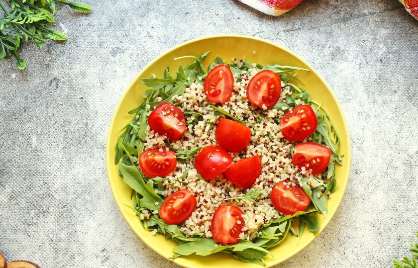 1. Этап. Салат из киноа с кальмарами: Помидор порежьте на дольки или кусочки и разложите сверху.