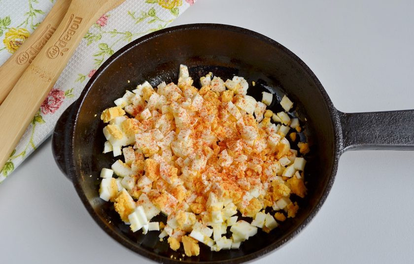 1. Этап. Шима блюдо: Вареные яйца мелко порубите ножом, обжарьте на 2-3 ст. ложках растительного масла, посолите и добавьте красного перца молотого.