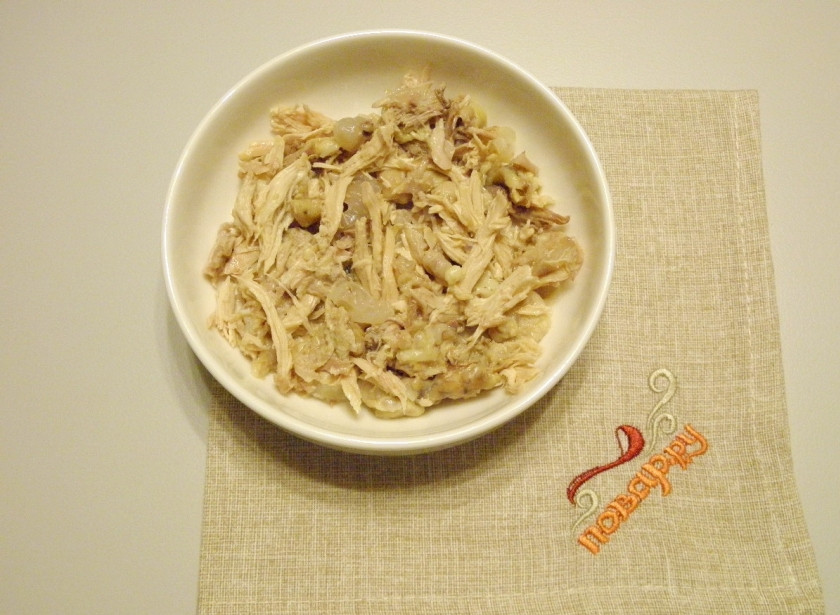 1. Этап. Студень из курицы: Приготовьте сухие и чистые тарелочки (глубокие). Равномерно разложите по ним мясо.