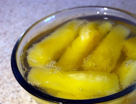 1. Этап. Желе за 10 минут: 3. Прямо в горячий желатин закладываем замороженные фрукты.