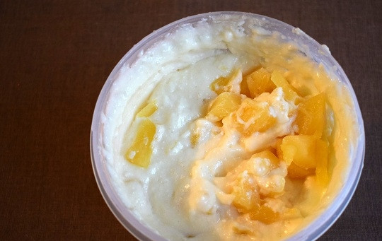 1. Этап. Бисквитный торт с творожным кремом: Добавьте кусочки ананаса, перемешайте.