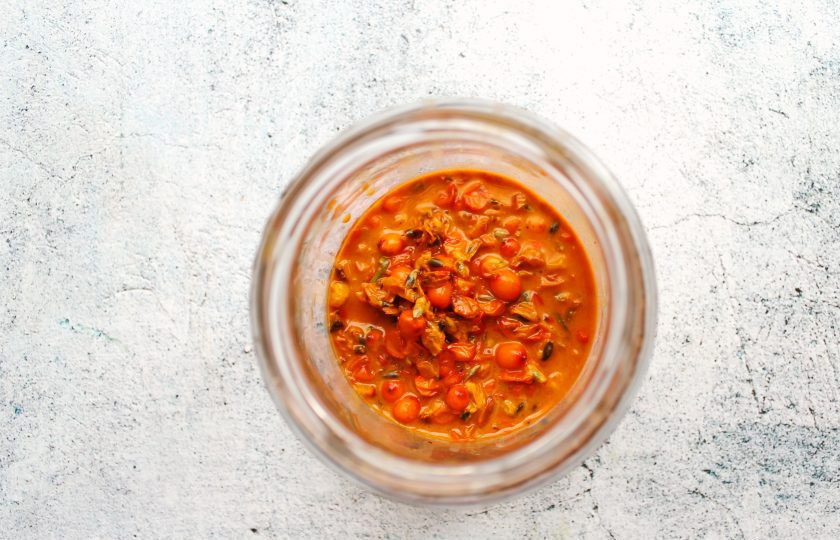 1. Этап. Самогон на облепихе: Ягоды облепихи помните толкушкой и выложите в чистую, сухую банку.