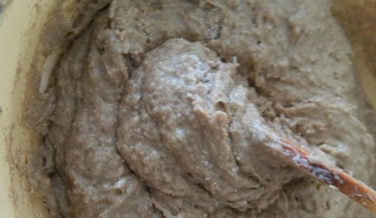 Рецепт якутской лепешки 1. Этап. Рецепт якутской лепешки: Замесите тесто, добавляя муку по необходимости.