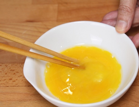 1. Этап. Креветки с яйцом: Взбейте яйцо в миске.