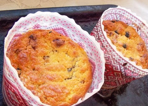 1. Этап. Творожная пасха в духовке: Вверх должен зарумяниться, если серединка нежидкая, значит — пасха готова. Дайте ей остыть в духовке, а потом уже доставайте. Украшайте на свой вкус: глазурью из белков и цветной кондитерской посыпкой. Или обойдитесь и вовсе без украшения.