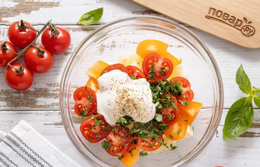 1. Этап. Салат с ананасом, помидорами и сыром: Добавьте майонез, посолите и поперчите по вкусу.