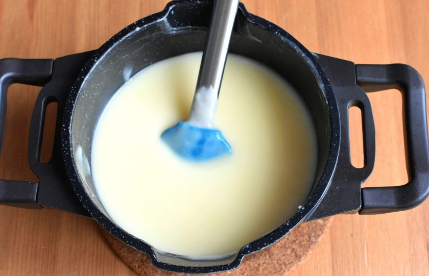 1. Этап. Тирольский пирог с вишней: Быстро вливайте яичную смесь в горячее молоко. Размешивайте до загустения. Горячий крем накройте пищевой пленкой впритык и остудите.