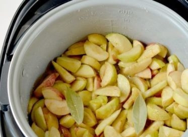 1. Этап. Яблочное варенье в мультиварке: Затем в сироп добавляем яблоки и лавровый лист. Перемешиваем, закрываем крышку и готовим 20 минут.