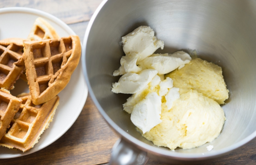 1. Этап. Вафли в вафельнице мягкие: Такой крем можно приготовить заранее вечером, чтобы подавать с утра. После остывания добавьте в него творожный сыр и хорошо перемешайте миксером.