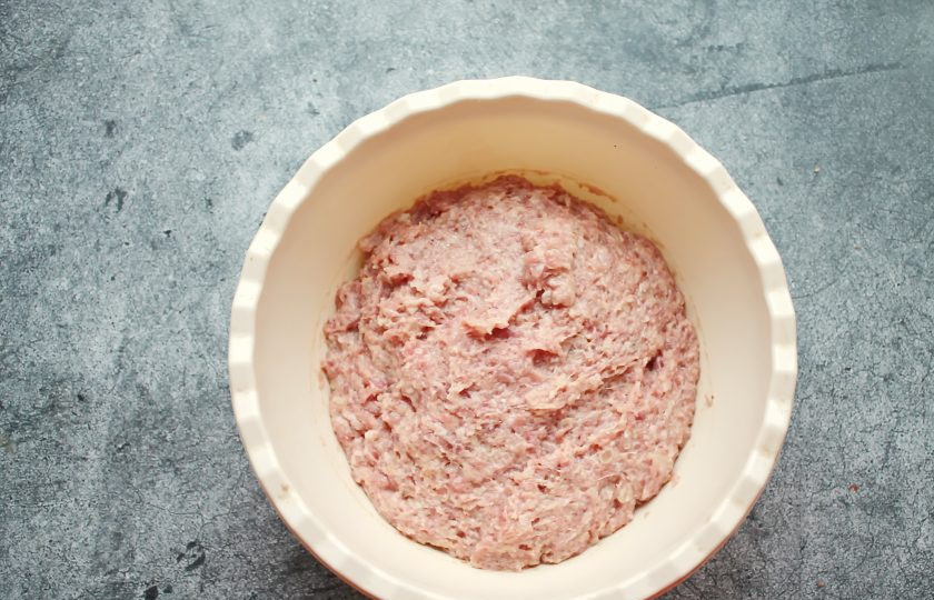 1. Этап. Котлеты из косули: Все хорошо посолите, поперчите и хорошо перемешайте. Отбейте фарш до уплотнения.