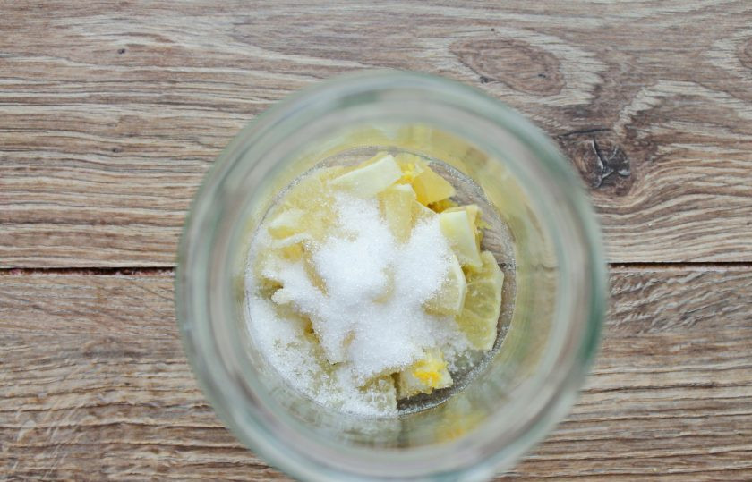 1. Этап. Имбирно-лимонная настойка Скорая: Добавьте к лимону сахар.