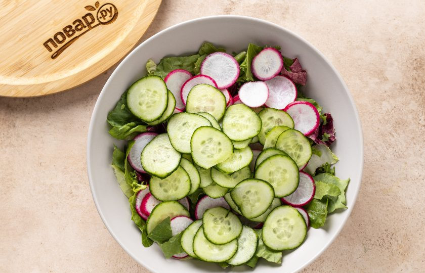 1. Этап. Салат с огурцами, помидорами и редиской: Огурец нарежьте тонкими кружочками.