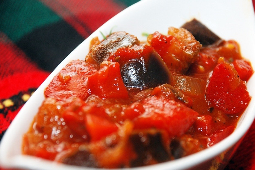 1. Этап. Подлива из баклажан: Тушить овощное рагу под крышкой на небольшом огне около 20 минут. Наша будущая паста с баклажанами должна быть нежной. Если в соусе из баклажанов с помидорами много жидкости, ее можно выпарить, сняв с сотейника крышку и увеличив огонь.