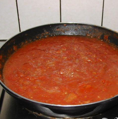 1. Этап. Картофель по-испански: 3. Добавить помидоры и смешать все ингредиенты. Дать соусу покипеть на слабом огне 15 минут. Попробовать на вкус и добавить соли и перца по вкусу.