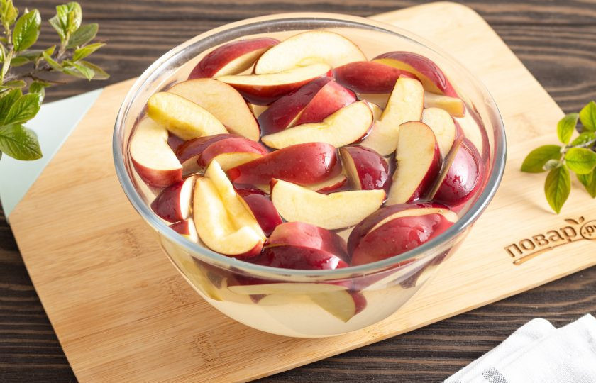 1. Этап. Как заморозить яблоки на зиму: В глубокую миску влейте воду и выжмите туда лимонный сок. Опустите яблоки на 5-10 минут. Этот шаг можно пропустить, если вы используйте сорта яблок, которые не темнеют быстро.