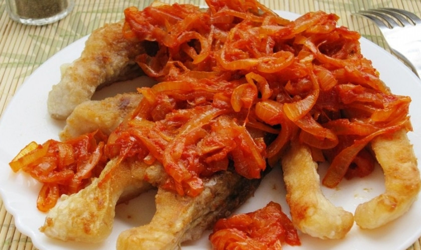 1. Этап. Карп под соусом: 8. На каждый кусочек карпа выкладываю луковый соус и подаю к столу. Приятного аппетита!