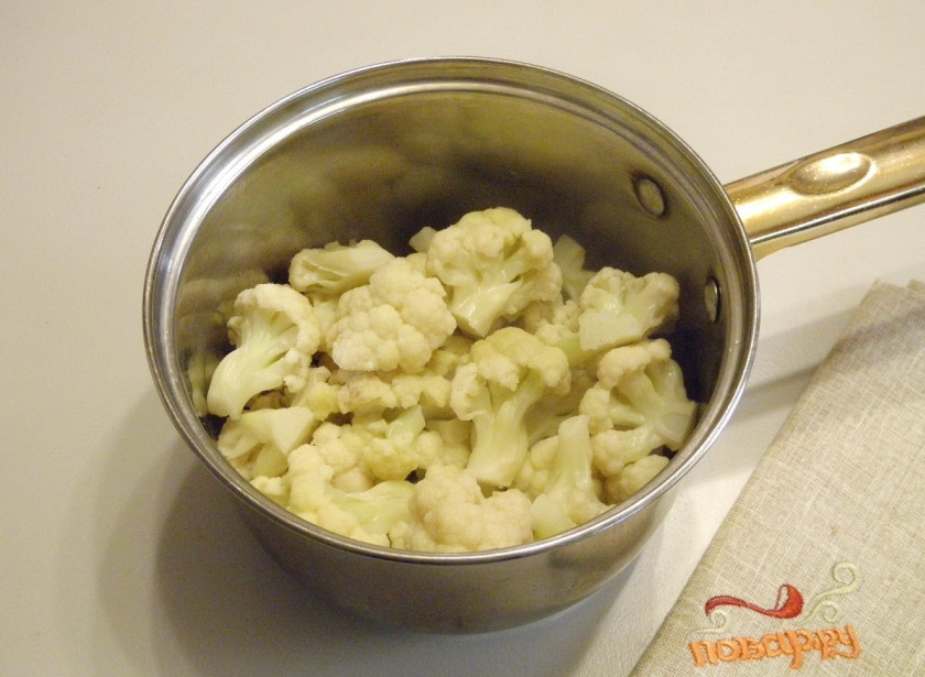 1. Этап. Цветная капуста в кляре с сыром: Отварите в соленой воде 5 минут с момента закипания. Слейте воду, можно откинуть на дуршлаг, чтобы ушла вся жидкость.