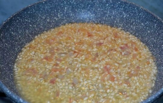 1. Этап. Ризотто с клубникой на 14 февраля: 4. Добавьте белое вино.