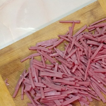 1. Этап. Салат Острые ощущения: Говядину нарезать средней соломкой.