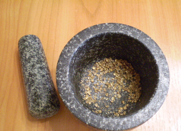 1. Этап. Морковка по корейски острая: Растолките в ступке кориандр.