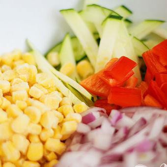 1. Этап. Летние жареные овощи: Нарежьте овощи и выложите в миску в равных пропорциях кукурузу, цуккини, лук и перец.