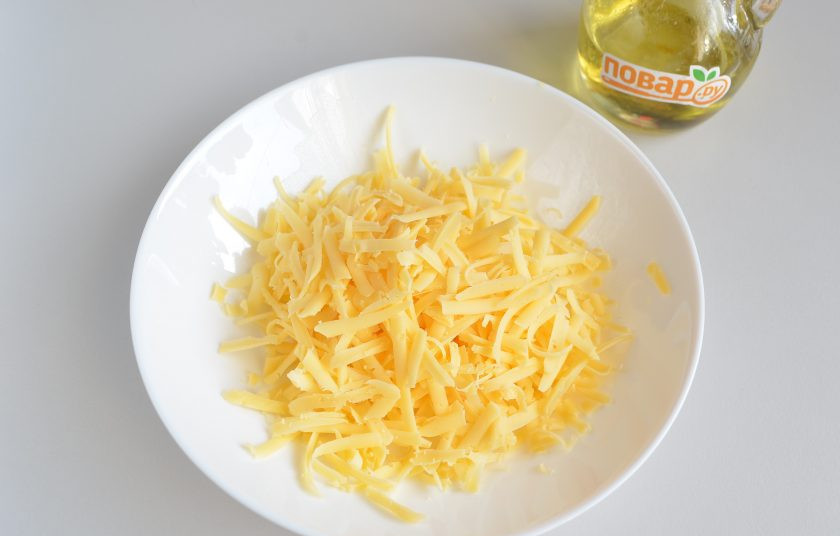 1. Этап. Вареники, запеченные в горшочках: 5. Сыр натрите на крупной терке.