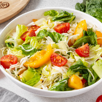 Салат с помидорами, капустой и сельдереем