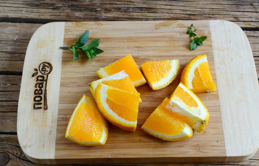 1. Этап. Абрикосовый джем с апельсином на зиму: Апельсины порежьте на произвольные куски и также пропустите через мясорубку.