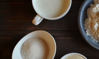 1. Этап. Оладьи из манки (оригинальный рецепт): Приготовление оладий с манкой начинаем с подготовки основных ингредиентов.