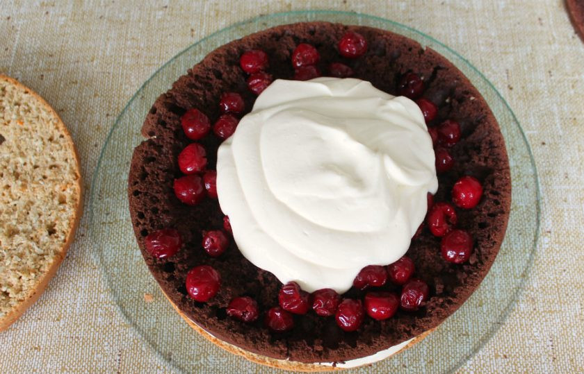 1. Этап. Торт Махровый: На шоколадный слой выкладываем вишню и крем.