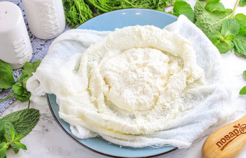 1. Этап. Домашний сыр Нежный: Из 1,5 литра молока у вас получится примерно 100-120 грамм нежного сыра. Он будет не соленым и не сладким, соль и сахар вы можете вмешать по своему вкусу.