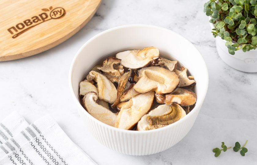 1. Этап. Постный суп Калья: Замочите сушеные белые грибы в воде на 40-60 минут. После тщательно промойте от лишнего мусора.