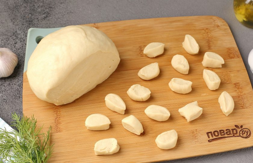 1. Этап. Сибирские пельмени с чесноком: Отрежьте немного теста, раскатайте колбаской и нарежьте небольшими кусочками.