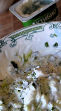 1. Этап. Густой суп Таратор на йогурте: Смешать огурцы, зелень, молотую смесь перцев. Добавить йогурт, перемешать.