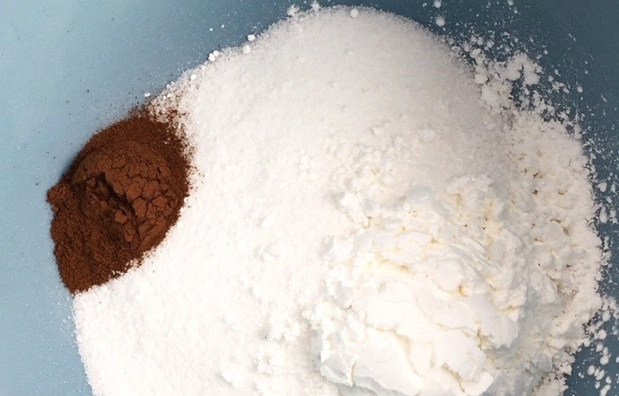 1. Этап. Десерт из яблока и овсянки: 2. В отдельной миске смешайте белый сахар, крахмал, корицу.