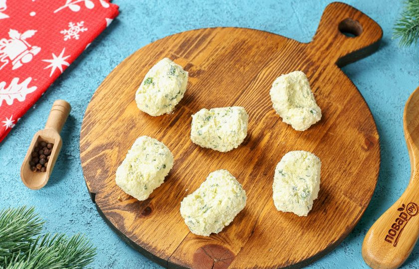 1. Этап. Закуска Дракончики на Новый год 2024: Из приготовленной ранее массы слепите головы дракончиков. Масса достаточно густая и лепится легко, но если она у вас всё же не лепится, добавьте ещё один дополнительный желток.