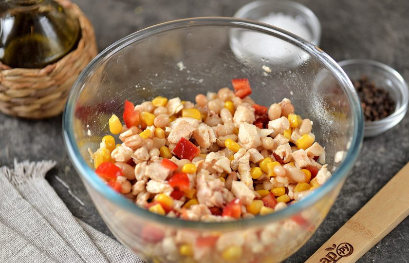 1. Этап. Салат Песня: Заправьте салат ароматным оливковым маслом первого отжима, добавьте соль и перец по вкусу, перемешайте.