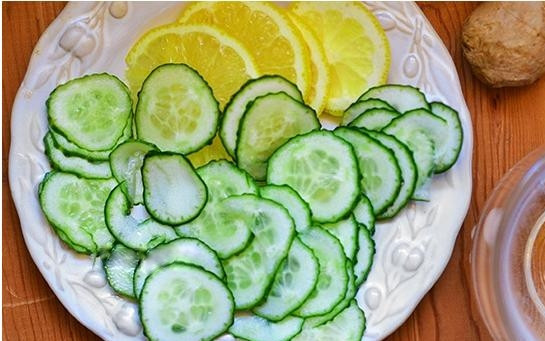 1. Этап. Коктейль Сасси: 1. Лимон хорошенько вымойте, обдайте кипятком со всех сторон или просто опустите в кипяток на 30-40 секунд, чтобы из кожуры ушла горечь. Затем нарежьте его вместе с кожурой на тоненькие пластинки. Огурец также хорошо помойте и нарежьте тонкими кружочками. Если кожура огурца горькая, его можно почистить.