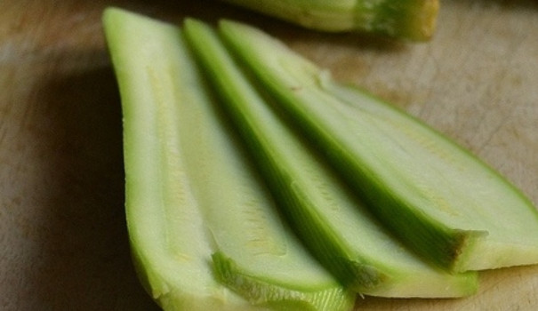 1. Этап. Кабачки с морковкой на зиму без стерилизации: Кабачки тщательно промойте, разрежьте на ломтики и натрите на терке для моркови по-корейски.