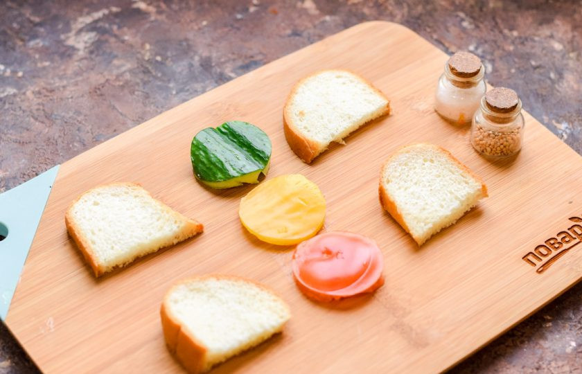 1. Этап. Бутерброды Дорожные знаки: Вырежьте из помидора, огурца и перца три круглые заготовки для светофора. Хлеб можно поджарить по желанию.