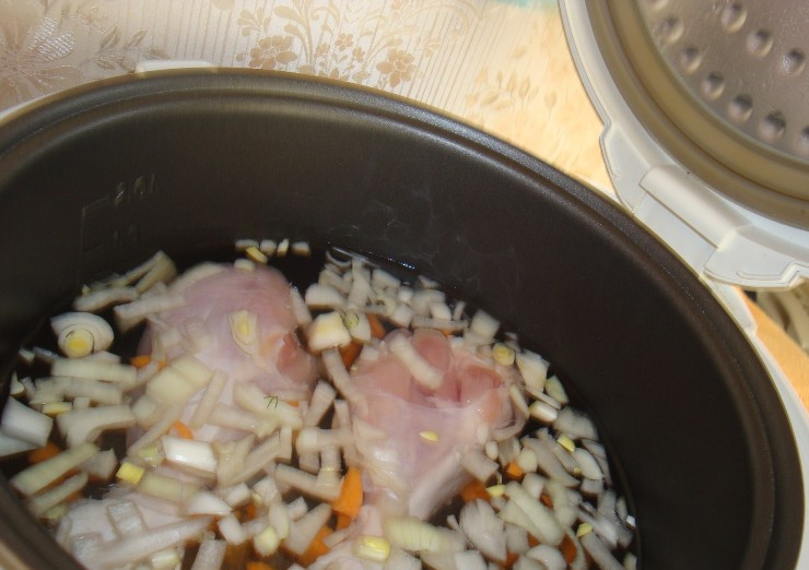 1. Этап. Суп с лапшой в мультиварке: Теперь ставим чашу в мультиварку, закрываем крышку и устанавливаем режим 