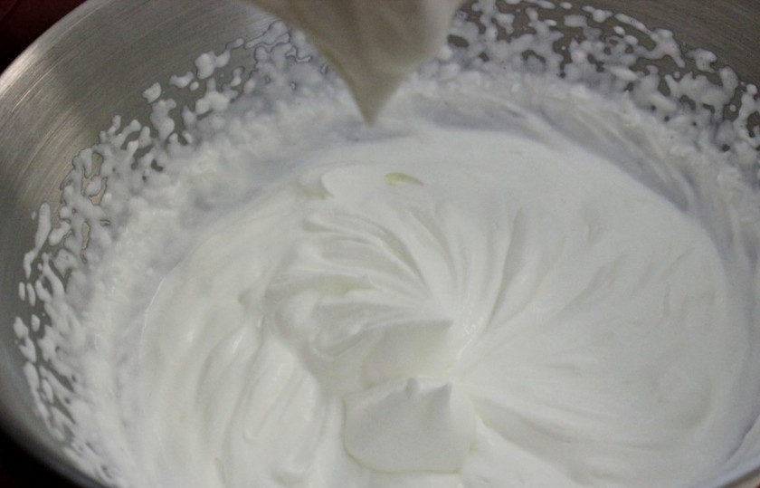 1. Этап. Рулет бисквитный с ягодами: 12. Пока бисквитный корж остывает, приготовим начинку. Взбейте охлажденные сливки до густой пены.