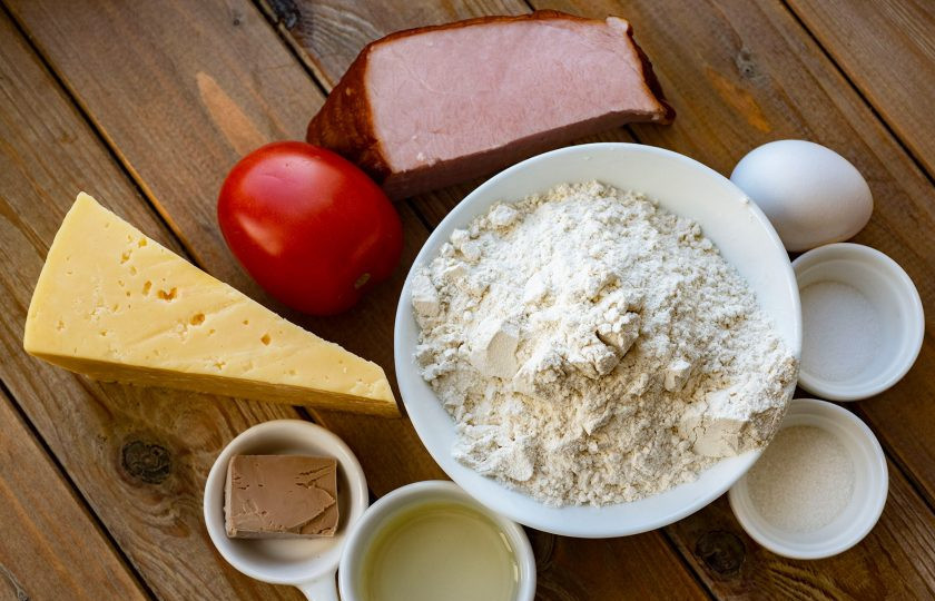 1. Этап. Кальцоне с ветчиной: Все ингредиенты подготовьте сразу.